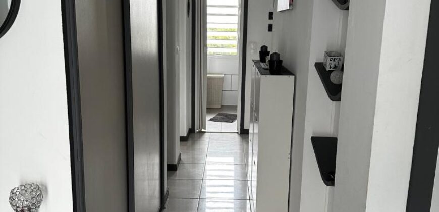 A louer un lumineux appartement meublé de typer F3 proche des commerces à Sainte Marie