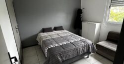 A louer un lumineux appartement meublé de typer F3 proche des commerces à Sainte Marie