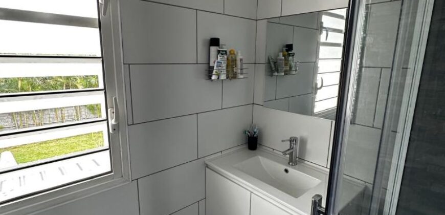 A louer un lumineux appartement meublé de typer F3 proche des commerces à Sainte Marie