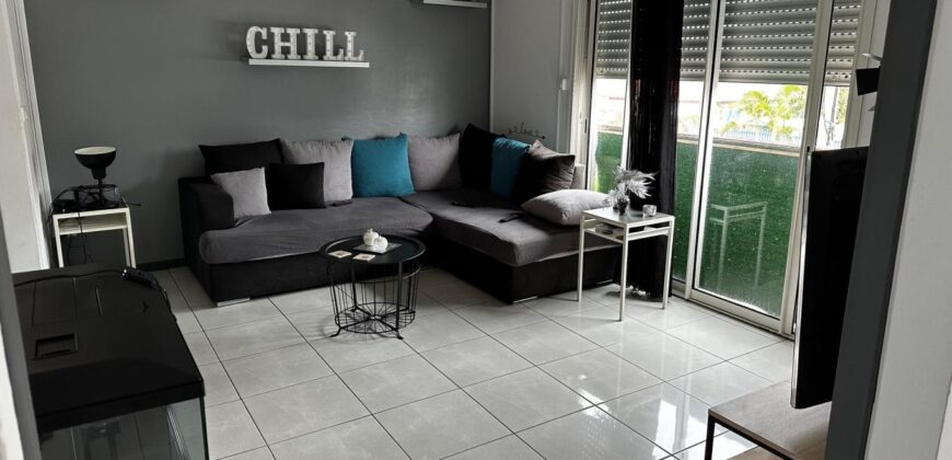 A louer un lumineux appartement meublé de typer F3 proche des commerces à Sainte Marie