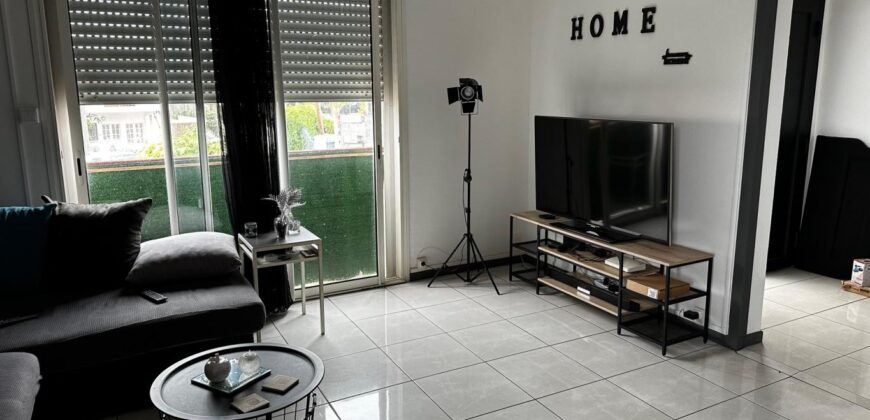 A louer un lumineux appartement meublé de typer F3 proche des commerces à Sainte Marie