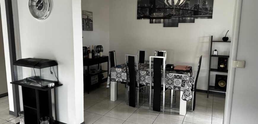A louer un lumineux appartement meublé de typer F3 proche des commerces à Sainte Marie