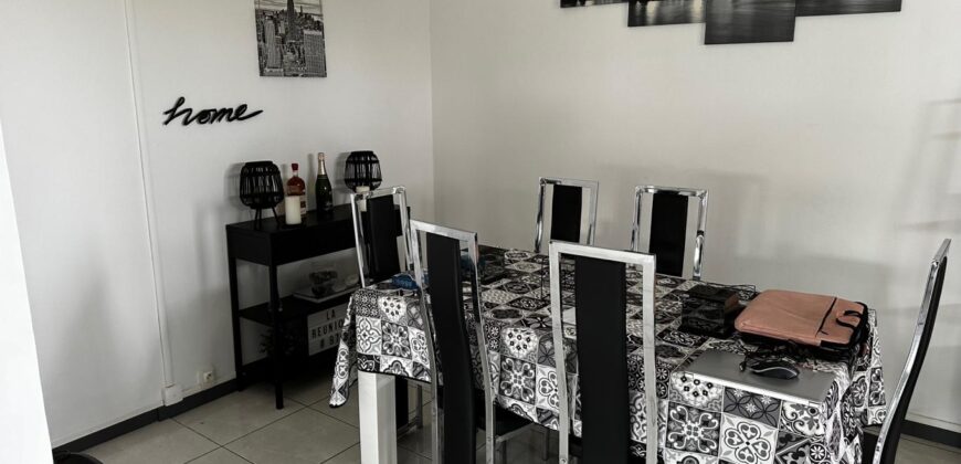 A louer un lumineux appartement meublé de typer F3 proche des commerces à Sainte Marie