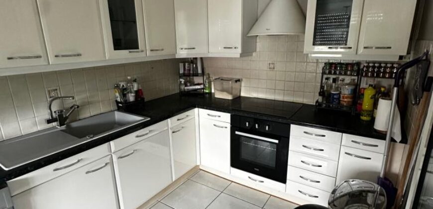 A louer un lumineux appartement meublé de typer F3 proche des commerces à Sainte Marie
