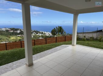 À vendre villa R+1 neuve avec jardin varangue et panorama exceptionnel située aux Avirons