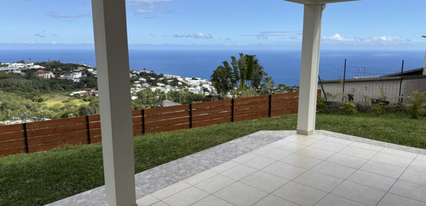 À vendre villa R+1 neuve avec jardin varangue et panorama exceptionnel située aux Avirons