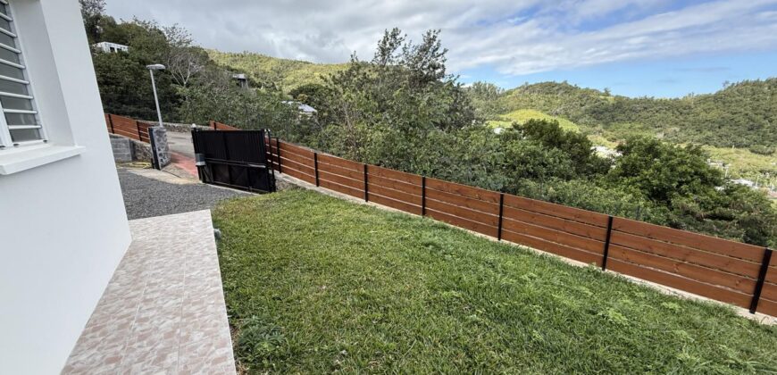 À vendre villa R+1 neuve avec jardin varangue et panorama exceptionnel située aux Avirons