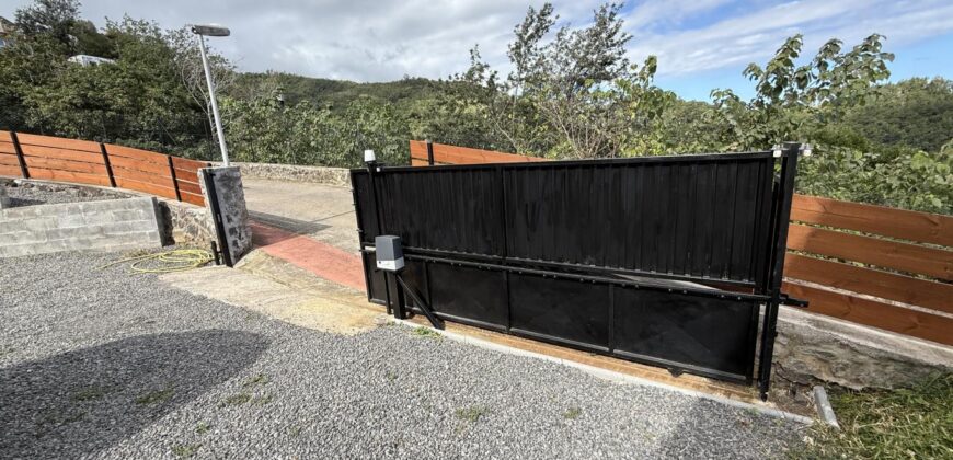 À vendre villa R+1 neuve avec jardin varangue et panorama exceptionnel située aux Avirons