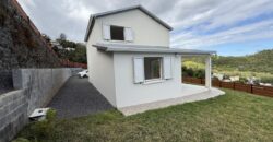 À vendre villa R+1 neuve avec jardin varangue et panorama exceptionnel située aux Avirons