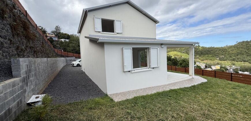 À vendre villa R+1 neuve avec jardin varangue et panorama exceptionnel située aux Avirons