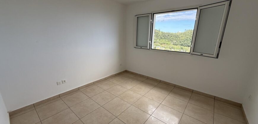 À vendre villa R+1 neuve avec jardin varangue et panorama exceptionnel située aux Avirons