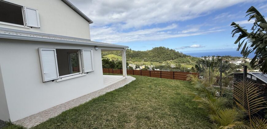 À vendre villa R+1 neuve avec jardin varangue et panorama exceptionnel située aux Avirons