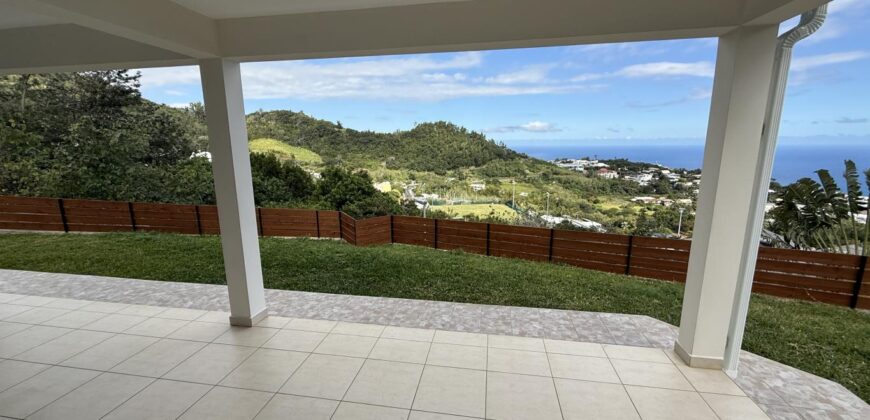 À vendre villa R+1 neuve avec jardin varangue et panorama exceptionnel située aux Avirons