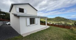 À vendre villa R+1 neuve avec jardin varangue et panorama exceptionnel située aux Avirons