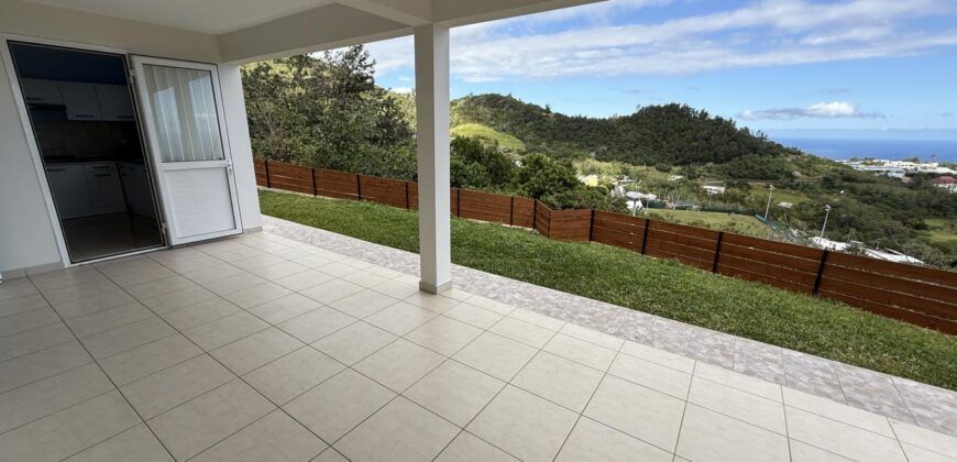 À vendre villa R+1 neuve avec jardin varangue et panorama exceptionnel située aux Avirons