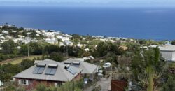 À vendre villa R+1 neuve avec jardin varangue et panorama exceptionnel située aux Avirons