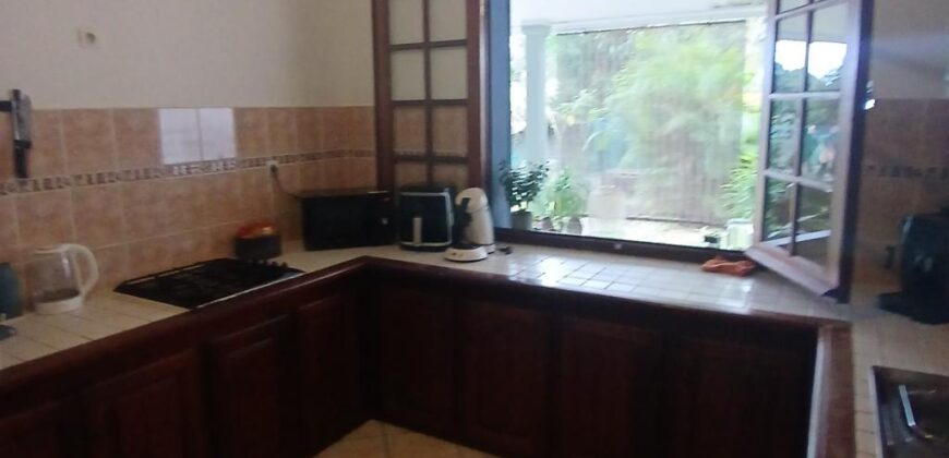 A louer une grande villa de type F6 de 169m2 avec jardin à Saint Gilles Les Hauts