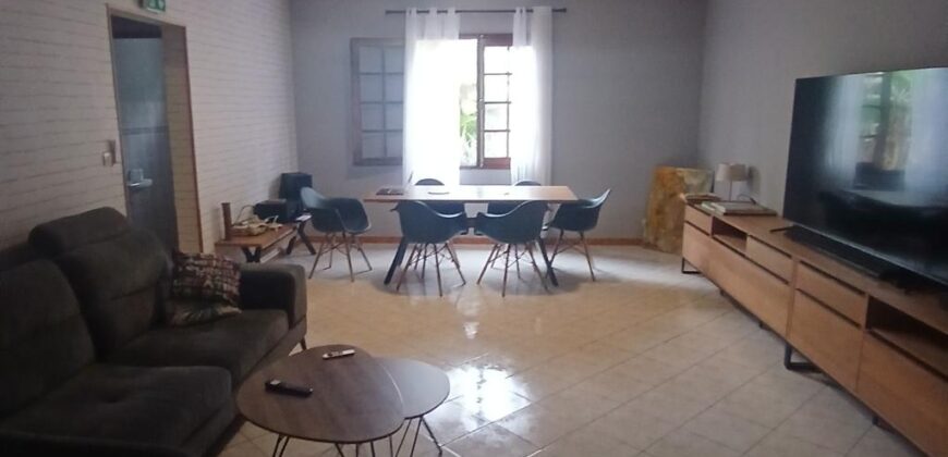 A louer une grande villa de type F6 de 169m2 avec jardin à Saint Gilles Les Hauts