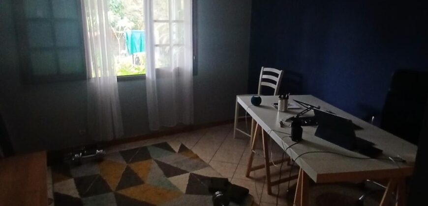 A louer une grande villa de type F6 de 169m2 avec jardin à Saint Gilles Les Hauts