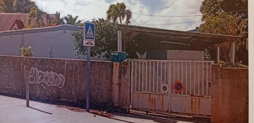 En vente une villa T4 à rénover de 90 m2 sur une parcelle de 246 m2 située à Saint Pierre