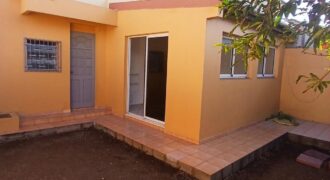 A louer un appartement F2 de 63m2 avec cour situé à 5 mins à pieds du front de mer à Saint Paul