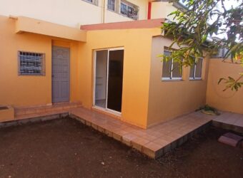 A louer un appartement F2 de 63m2 avec cour situé à 5 mins à pieds du front de mer à Saint Paul
