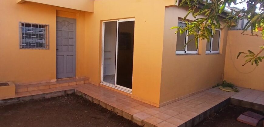 A louer un appartement F2 de 63m2 avec cour situé à 5 mins à pieds du front de mer à Saint Paul