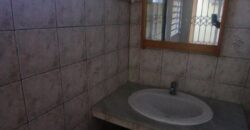 A louer un appartement F2 de 63m2 avec cour situé à 5 mins à pieds du front de mer à Saint Paul