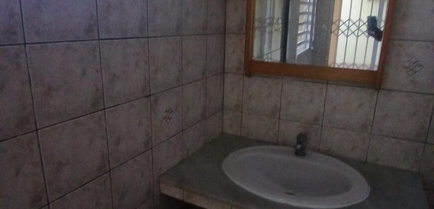 A louer un appartement F2 de 63m2 avec cour situé à 5 mins à pieds du front de mer à Saint Paul