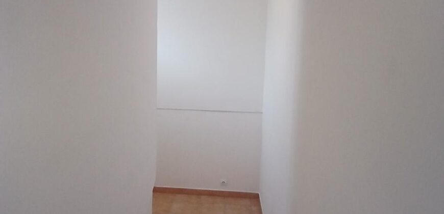 A louer un appartement F2 de 63m2 avec cour situé à 5 mins à pieds du front de mer à Saint Paul