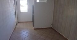 A louer un appartement F2 de 63m2 avec cour situé à 5 mins à pieds du front de mer à Saint Paul