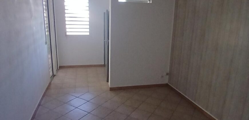 A louer un appartement F2 de 63m2 avec cour situé à 5 mins à pieds du front de mer à Saint Paul