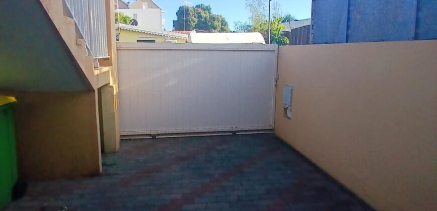 A louer un appartement F2 de 63m2 avec cour situé à 5 mins à pieds du front de mer à Saint Paul