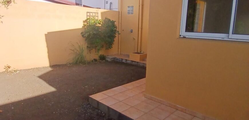 A louer un appartement F2 de 63m2 avec cour situé à 5 mins à pieds du front de mer à Saint Paul