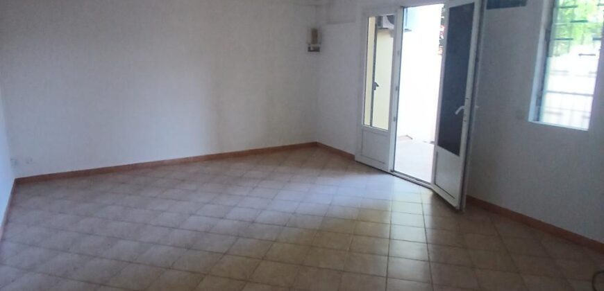 A louer un appartement F2 de 63m2 avec cour situé à 5 mins à pieds du front de mer à Saint Paul