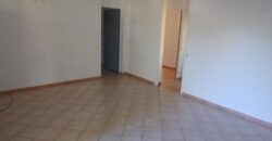 A louer un appartement F2 de 63m2 avec cour situé à 5 mins à pieds du front de mer à Saint Paul