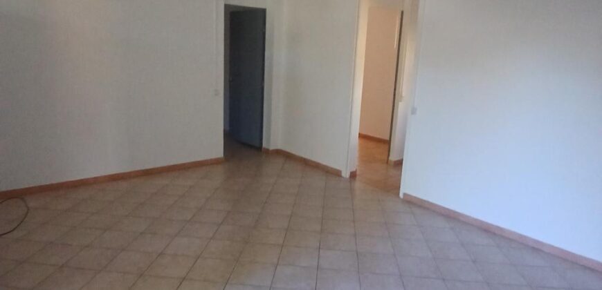 A louer un appartement F2 de 63m2 avec cour situé à 5 mins à pieds du front de mer à Saint Paul
