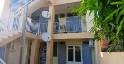 A louer un appartement F2 de 63m2 avec cour situé à 5 mins à pieds du front de mer à Saint Paul
