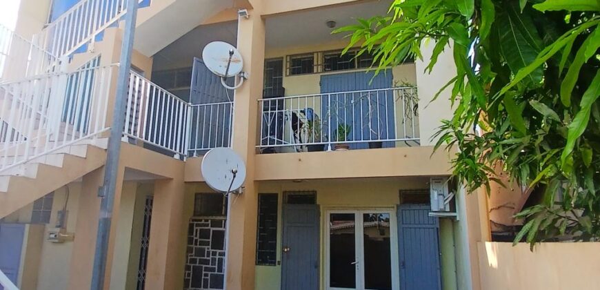 A louer un appartement F2 de 63m2 avec cour situé à 5 mins à pieds du front de mer à Saint Paul