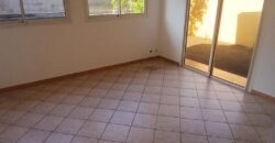 A louer un appartement F2 de 63m2 avec cour situé à 5 mins à pieds du front de mer à Saint Paul