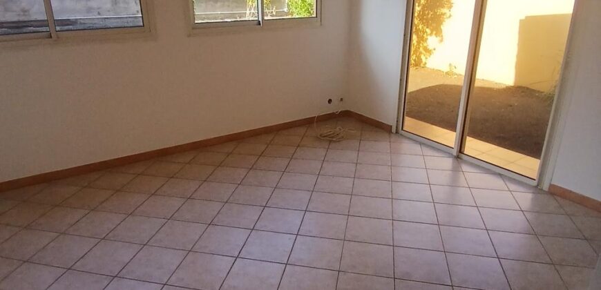A louer un appartement F2 de 63m2 avec cour situé à 5 mins à pieds du front de mer à Saint Paul