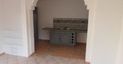 A louer un appartement F2 de 63m2 avec cour situé à 5 mins à pieds du front de mer à Saint Paul