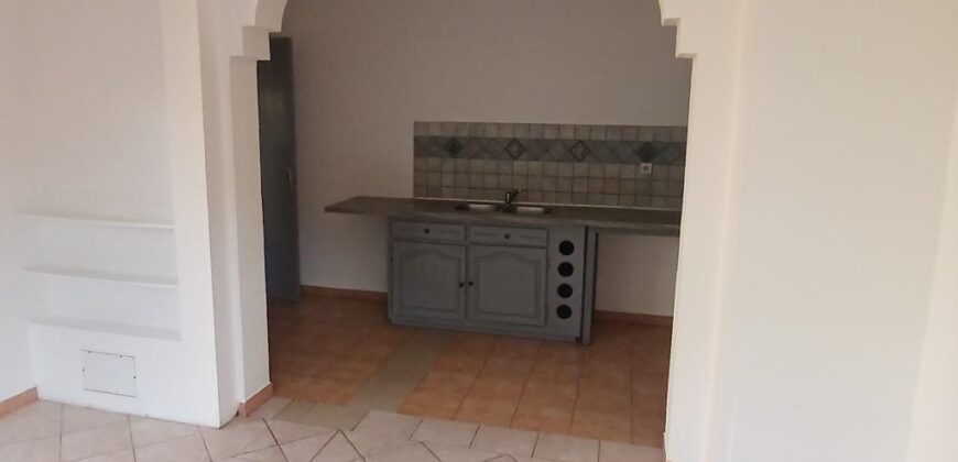 A louer un appartement F2 de 63m2 avec cour situé à 5 mins à pieds du front de mer à Saint Paul