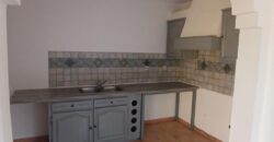 A louer un appartement F2 de 63m2 avec cour situé à 5 mins à pieds du front de mer à Saint Paul