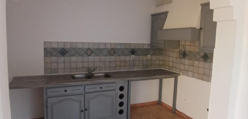 A louer un appartement F2 de 63m2 avec cour situé à 5 mins à pieds du front de mer à Saint Paul