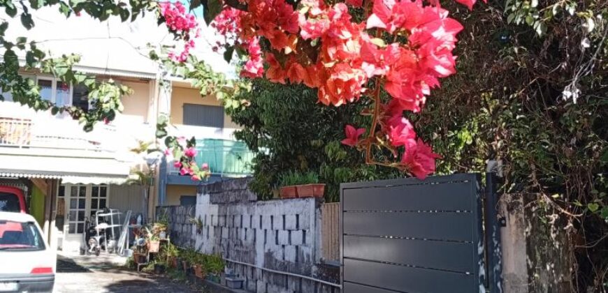 En vente une villa duplex rénovée de 190 m2 située proche du centre-ville du Tampon