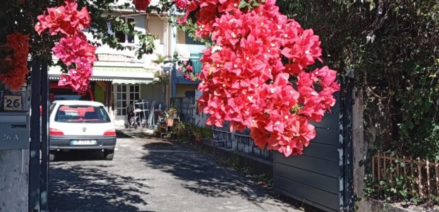 En vente une villa duplex rénovée de 190 m2 située proche du centre-ville du Tampon