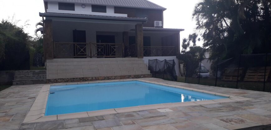 Location d’une charmante villa F5 en duplex avec piscine nichée sur le bas de la Possession