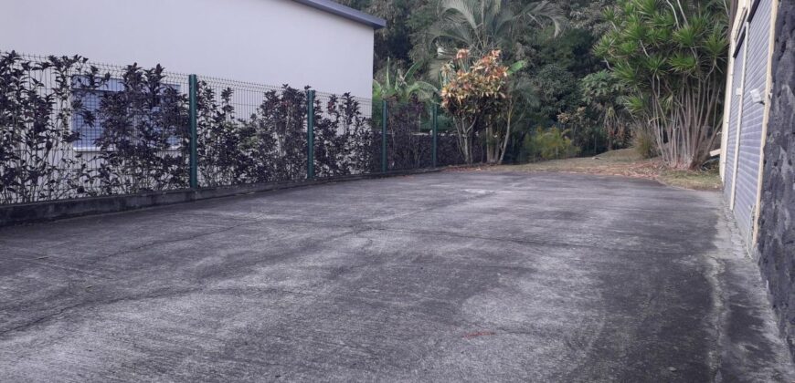 Location d’une charmante villa F5 en duplex avec piscine nichée sur le bas de la Possession