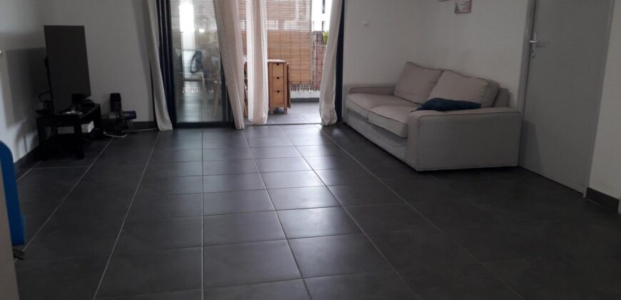 A louer un appartement F4 de 71.95m2 situé en plein centre ville de la Possession